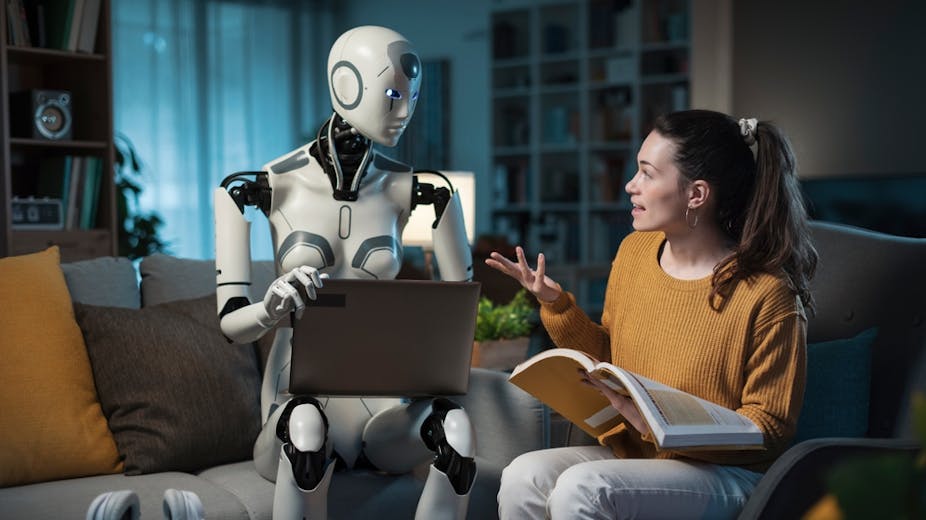 Une jeune femme dialoguant avec un robot.