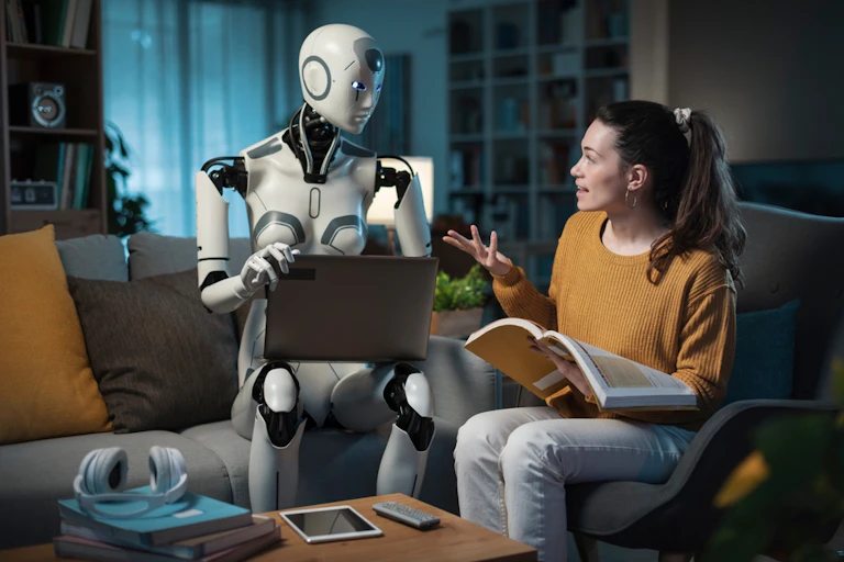 Une jeune femme dialoguant avec un robot.