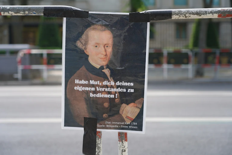Cartel que muestra y cita al filósofo alemán Immanuel Kant ("¡Ten el valor de usar tu propio entendimiento!").