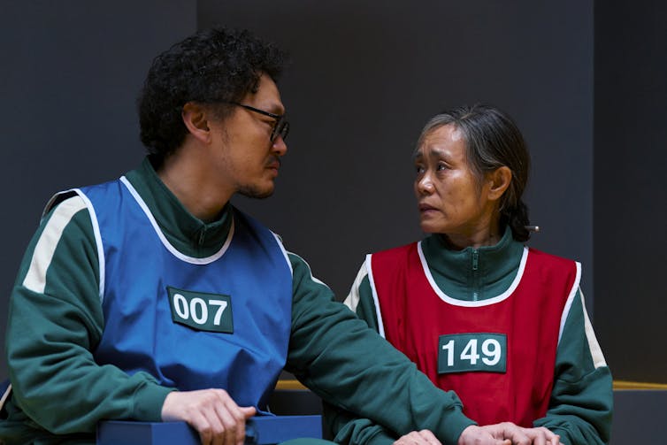 Yang Dong-geun and Kang Ae-sim wearing colourful bibs