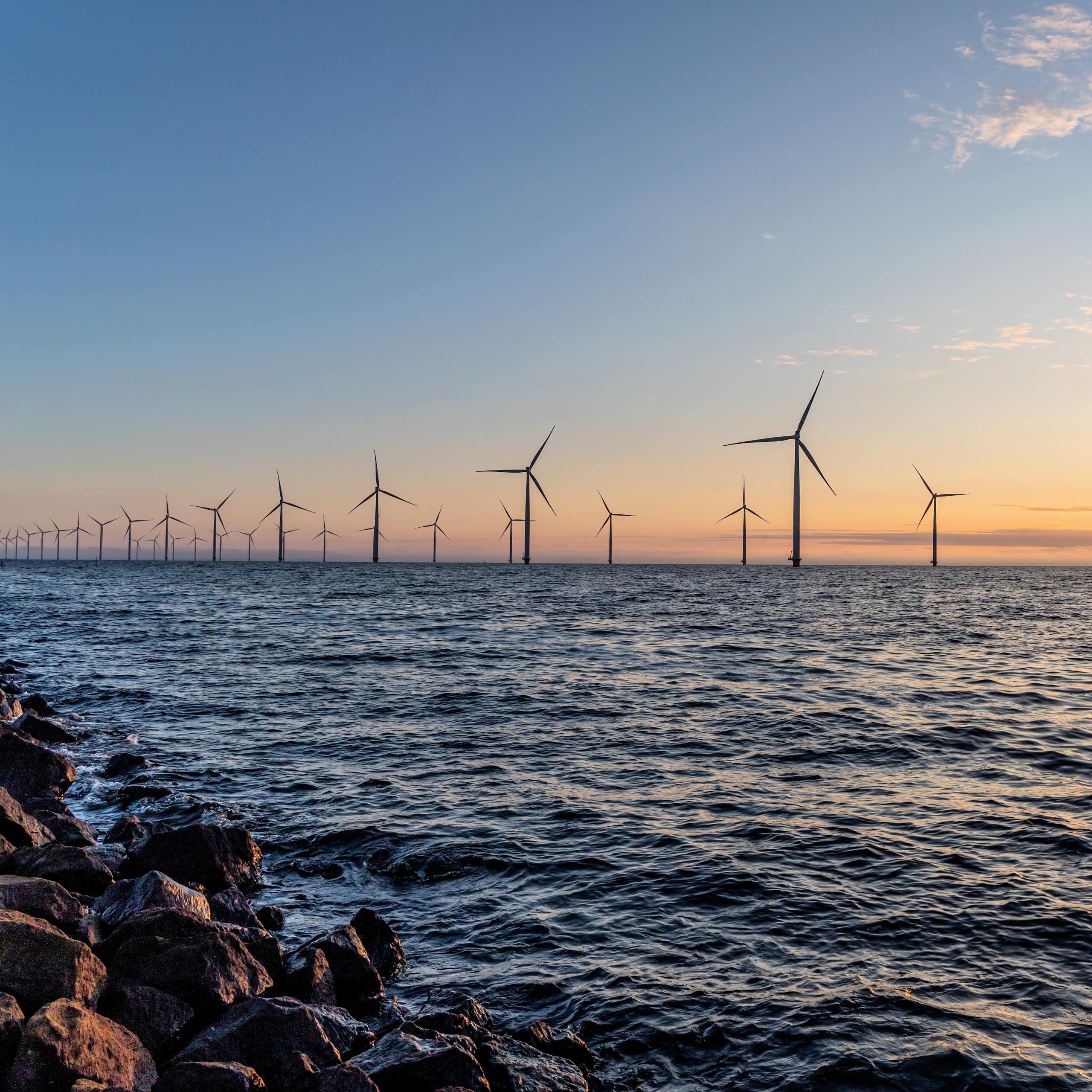 Turbinas eólicas en el mar al atardecer