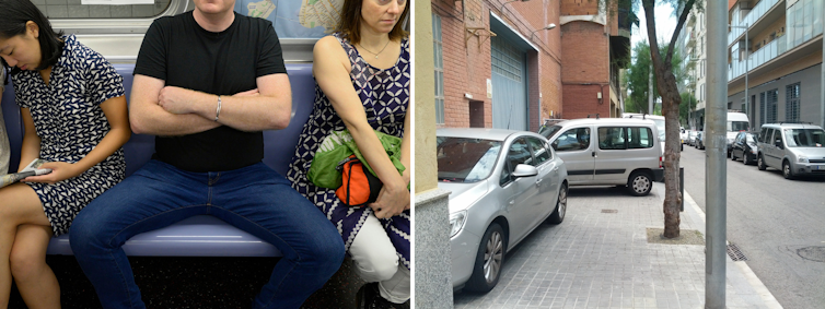 Un hombre con las piernas abiertas ocupando más espacio en el transporte público y un coche ocupando la acera.
