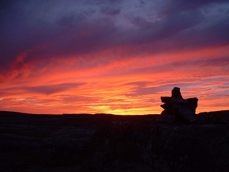 Paisaje rocoso Siluetted al atardecer