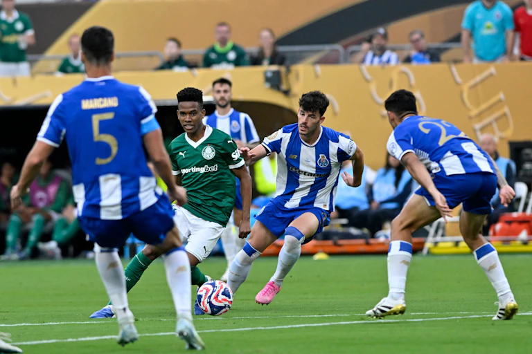 Disputa de un balón entre varios jugadores