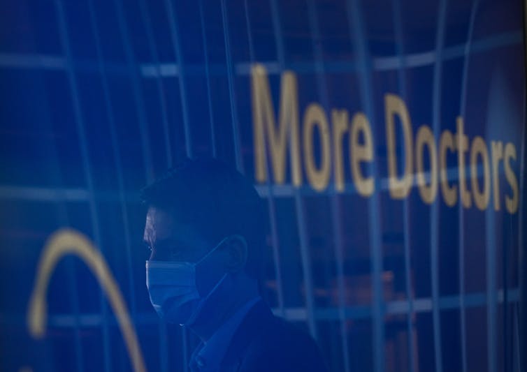 Un mal reflejo de un hombre en un perfil que lleva un perfil en la pantalla azul que lee