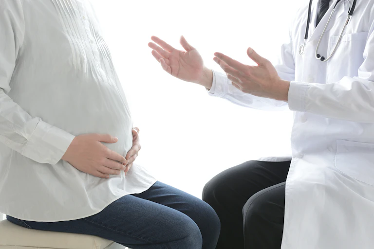Pregnant woman and doctor