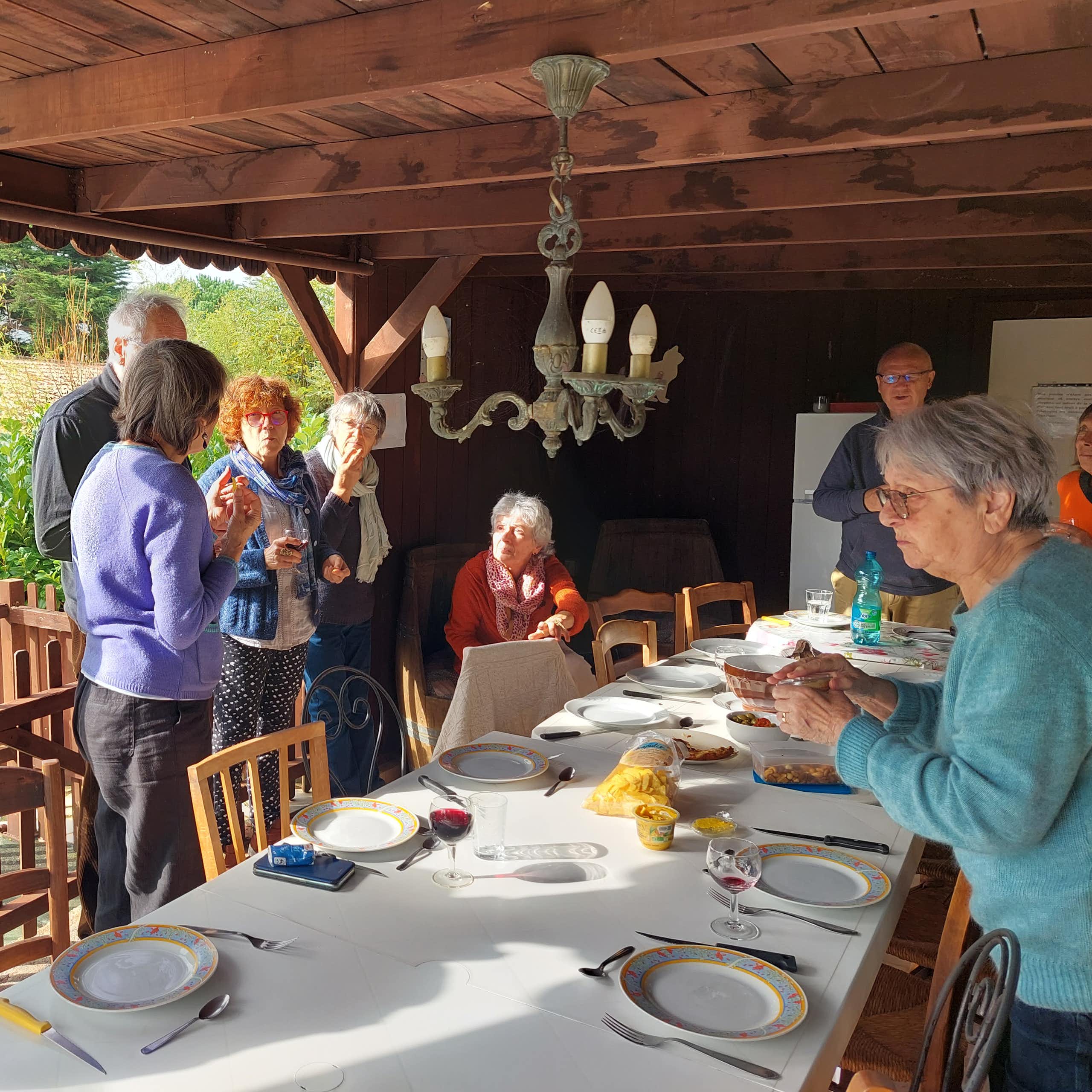 Des seniors autour d'une grande table.