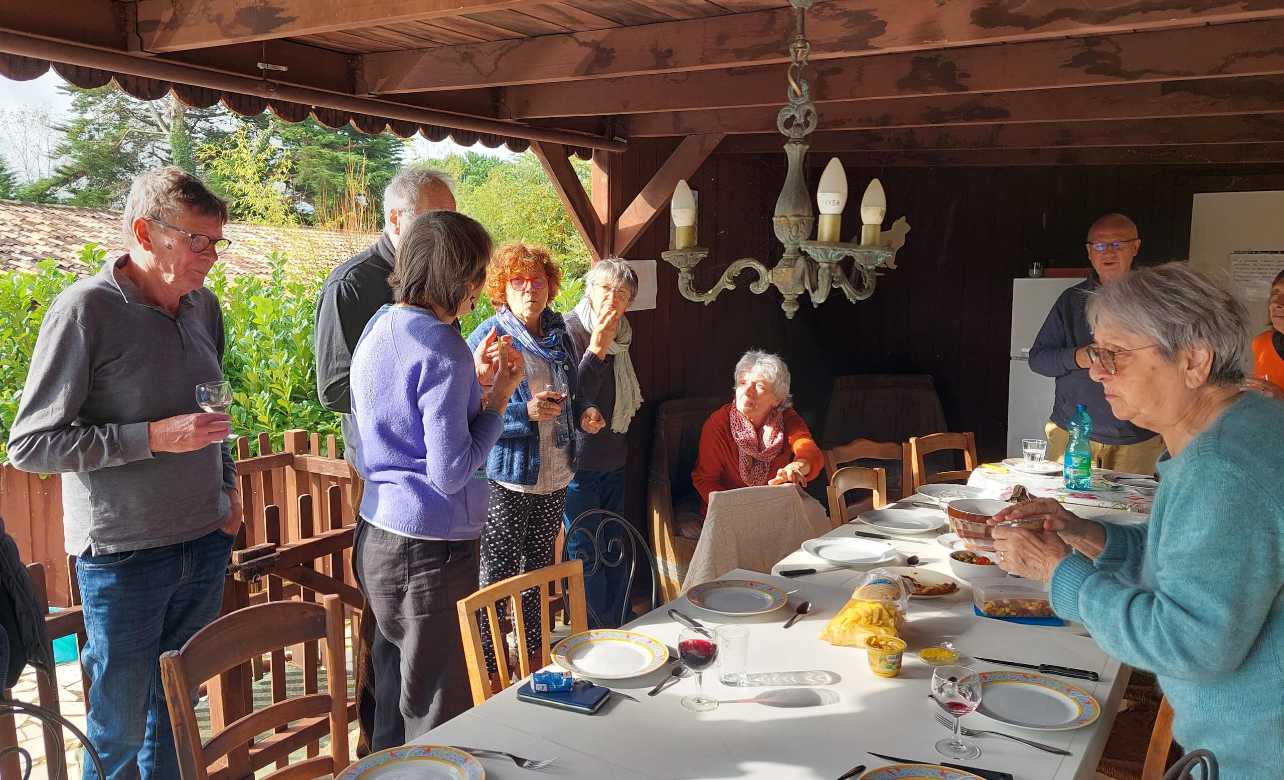 Des seniors autour d'une grande table.