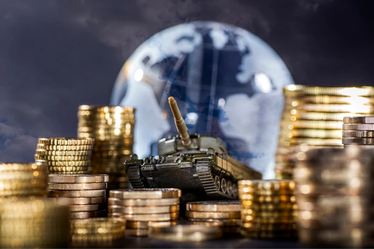 Un tanque emerge entre monedas