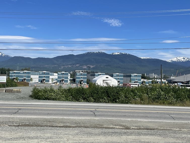 Vista del pueblo frente a la montaña