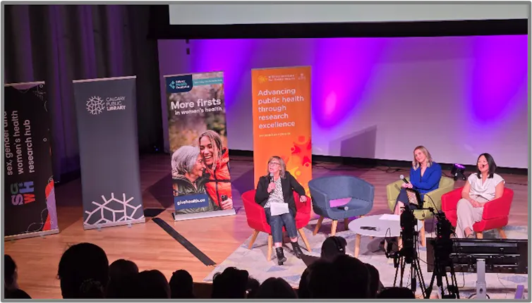 El síndrome de ovario poliquístico (PCOS) es una gran amenaza para la salud de las mujeres, pero aún no se reconoce suficientemente. 6 Varias mujeres se sentaron en el escenario