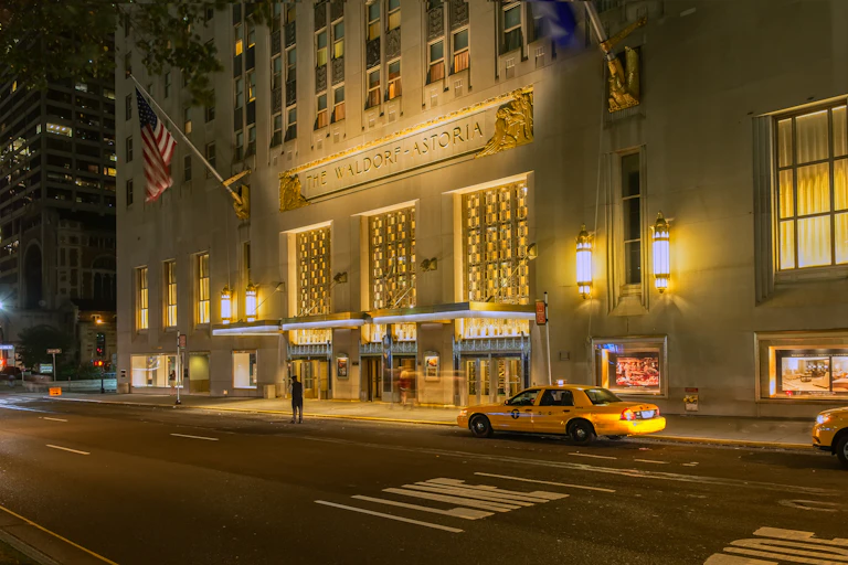 La façade du Waldorf Astoria.