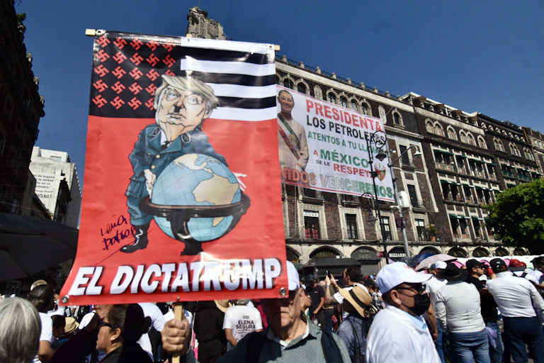 Pancarte Trump grimé en Hitler, "El Dictatrump"
