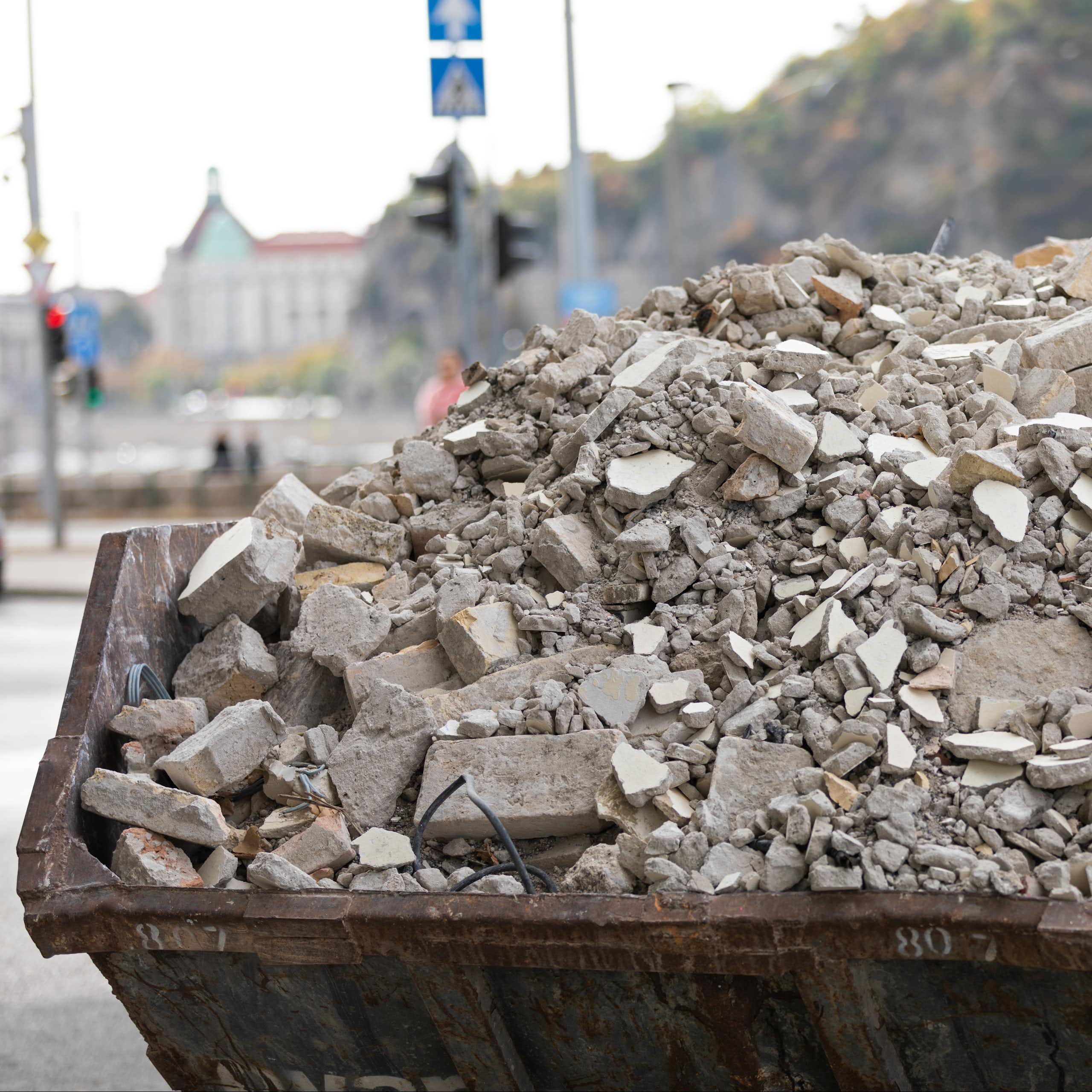 Un contenedor de residuos de construcción
