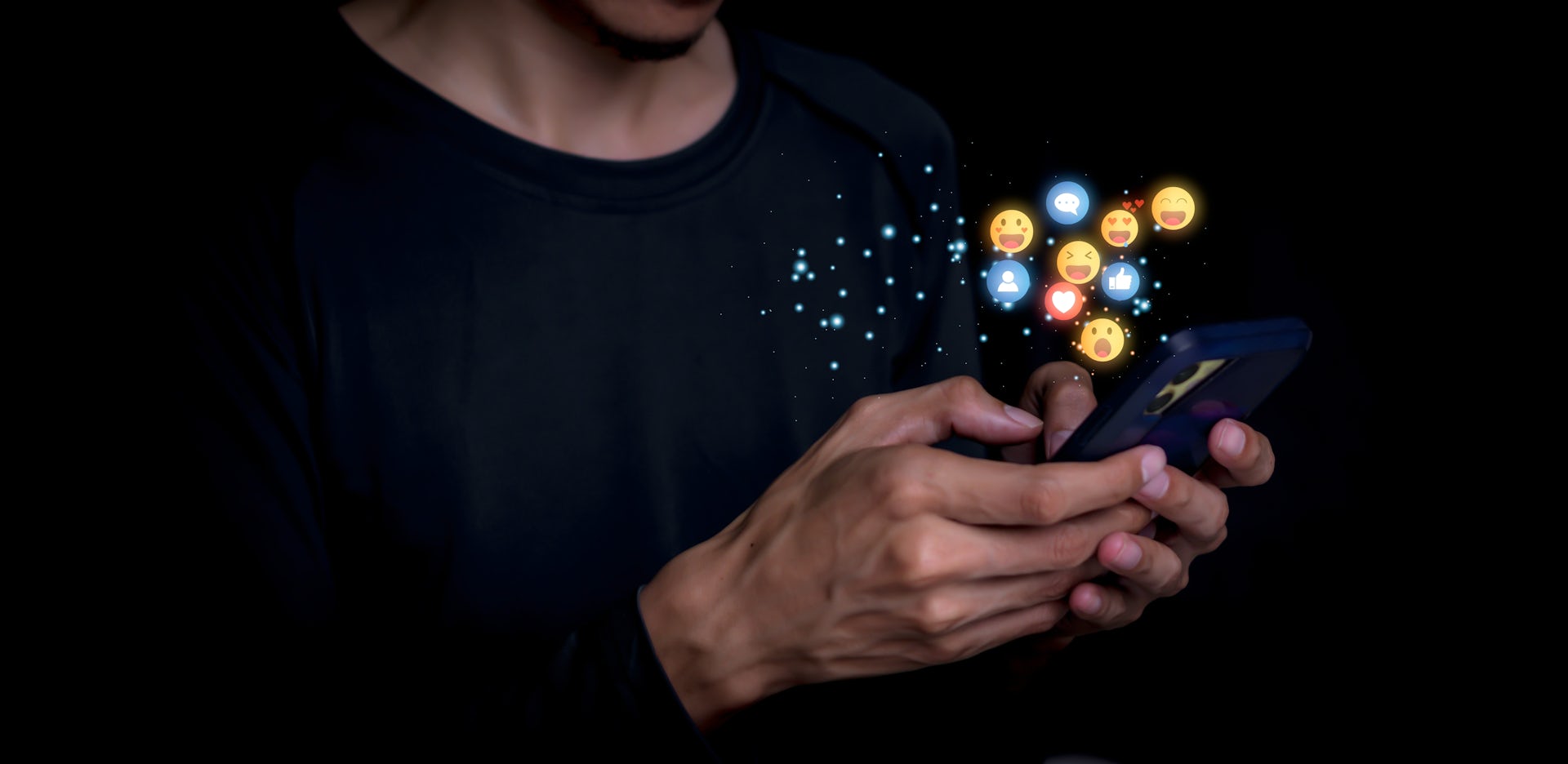 Emoticonos saliendo de un móvil