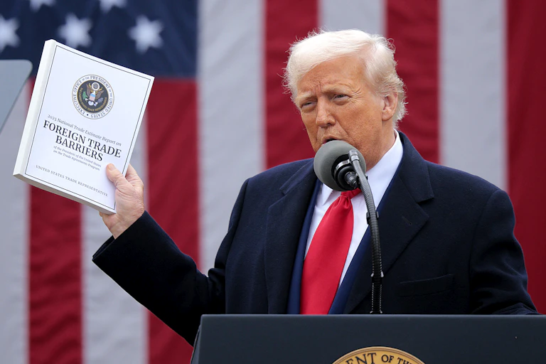 Donald Trump tenant un document