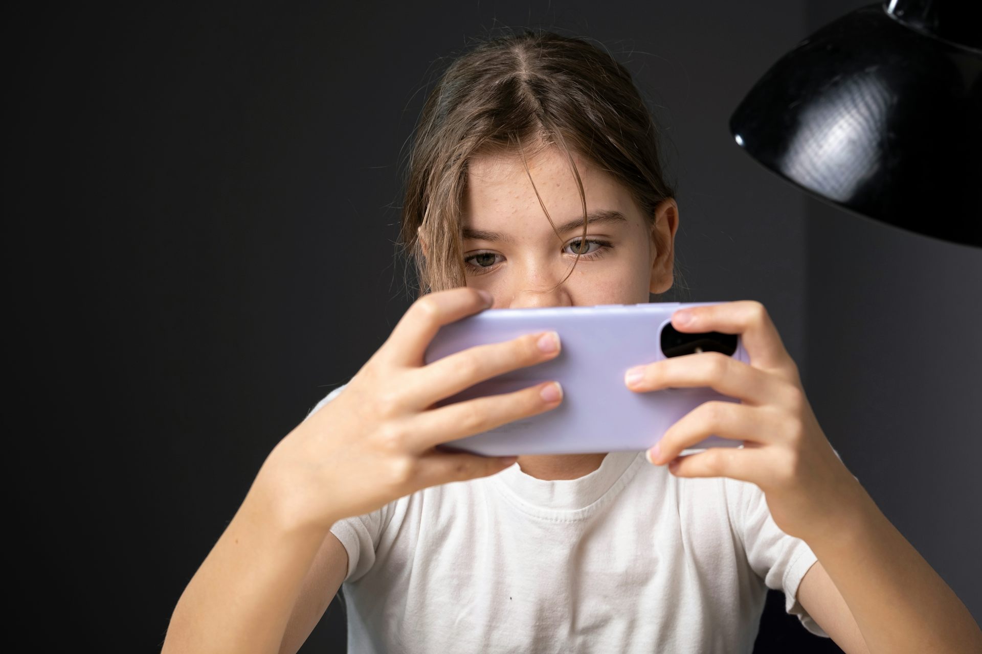 jeune fille regardant un écran