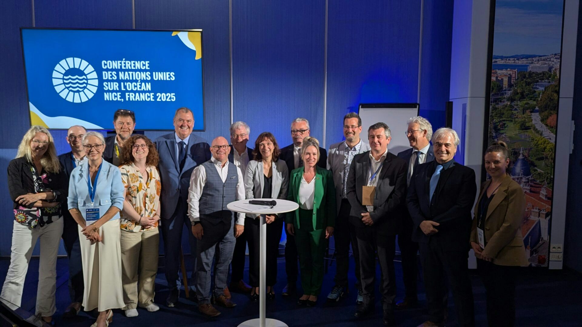 Un groupe d’hommes et de femmes prend une photographie