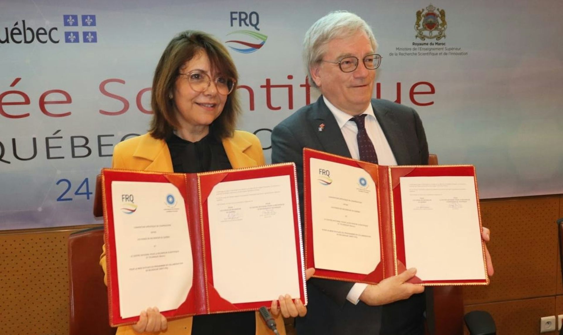 Un homme et une femme prennent une photographie