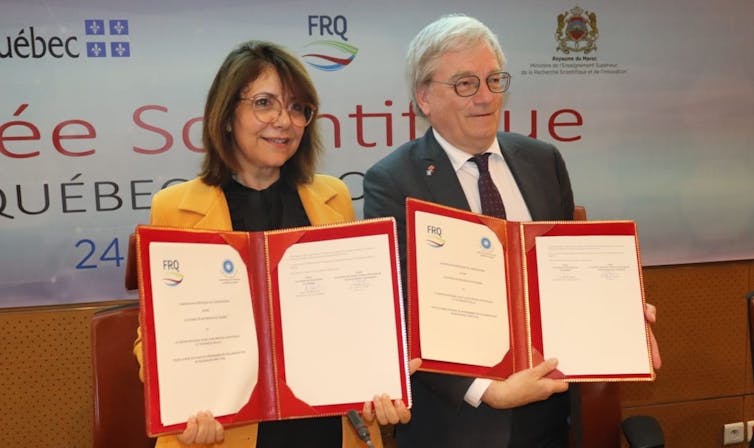 Un homme et une femme prennent une photographie