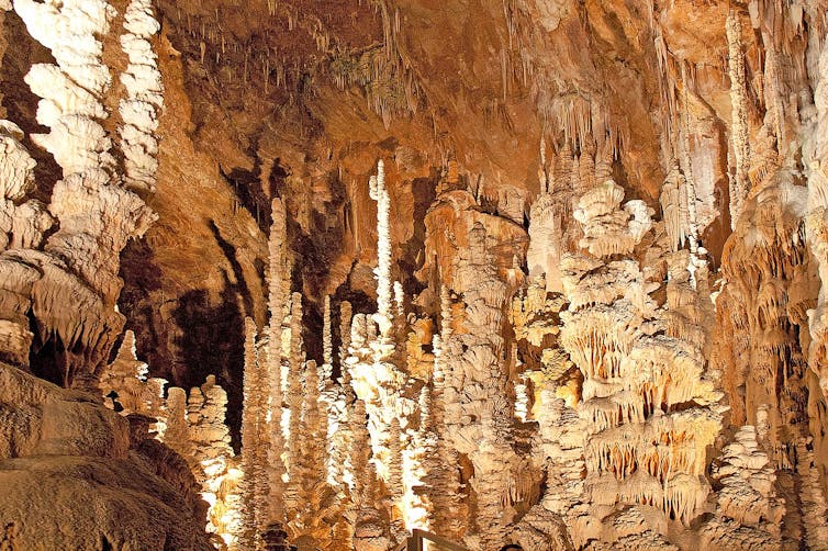 stalactites et coussins calcaires de l’Aven Armand