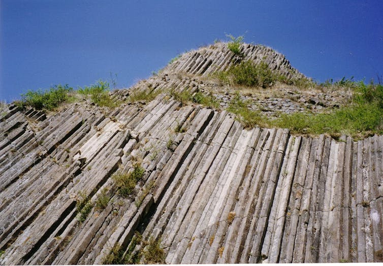 colonnes de granite de section hexagonale