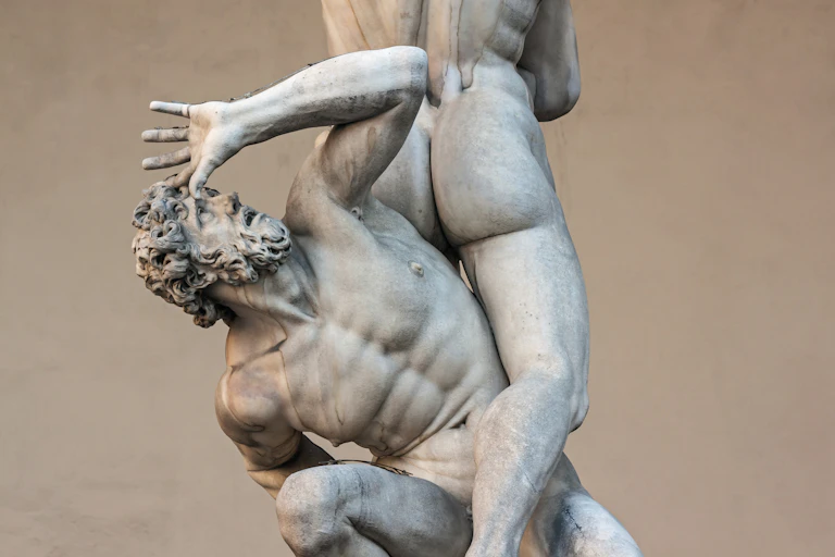 Uma estátua romana de um homem
