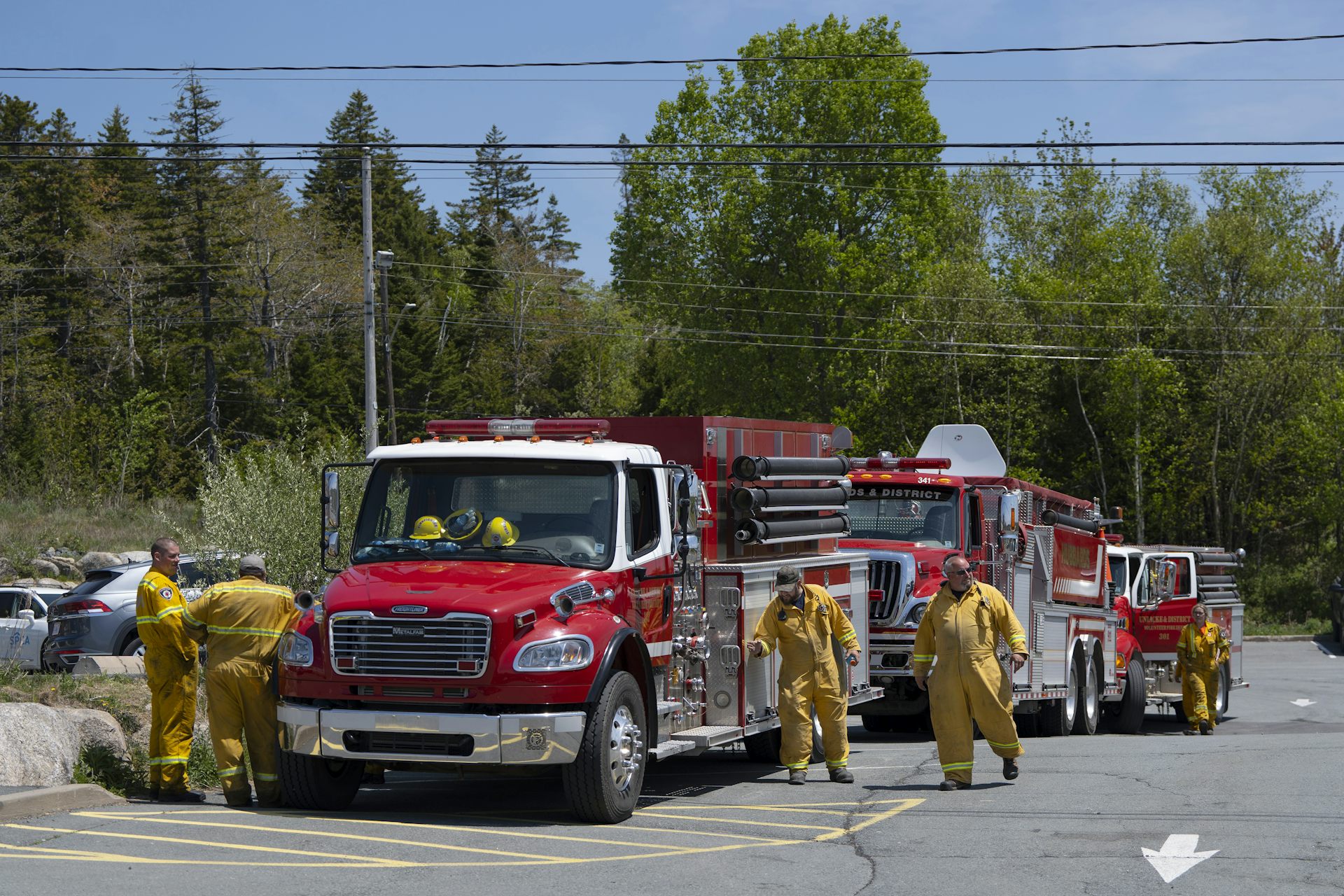 Des pompiers s’affairent autour de leur camion