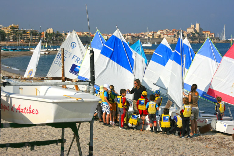 Des élèves du club nautique d'Antibes, au bord de la Méditerranée.