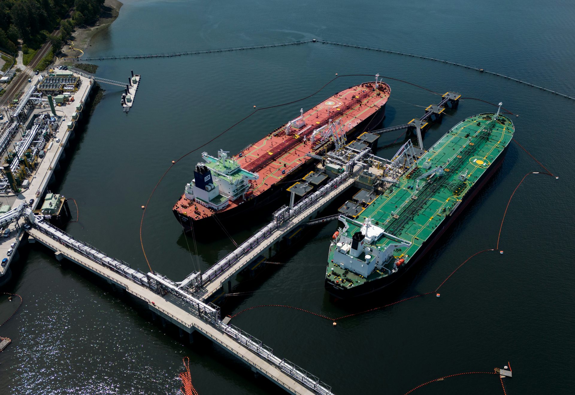 Dos tanques de petróleo crudo unidos al puerto se ven desde la vista sobre el suelo