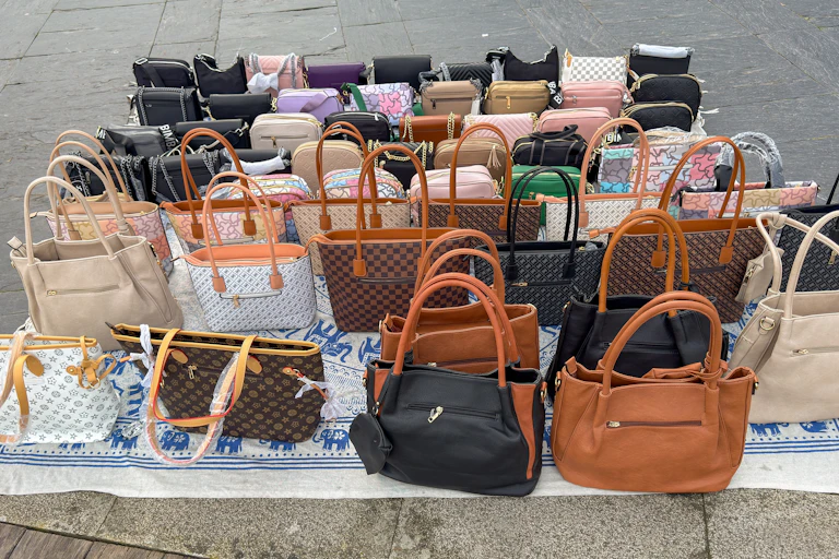 un déballage de sac contrefaits sur un quai en Espagne