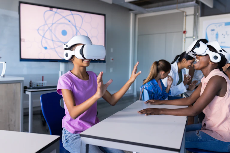 Dos estudiantes con gafas de realidad virtual
