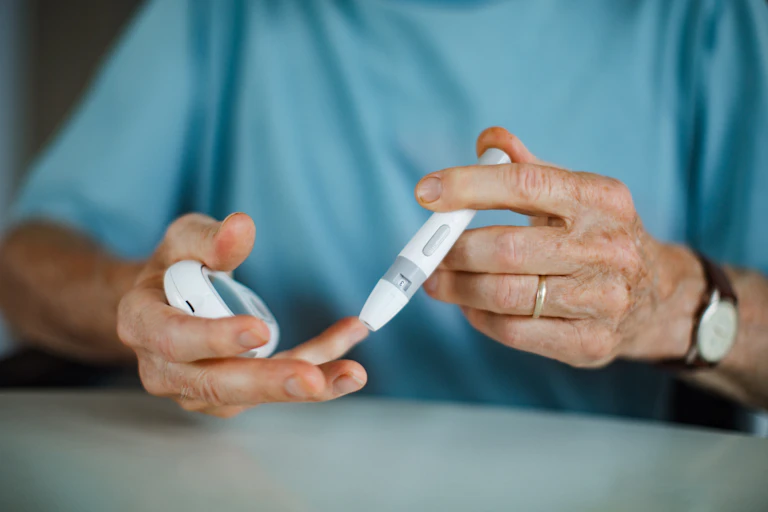 Un paciente de diabetes tipo 2 se mide los niveles de glucosa