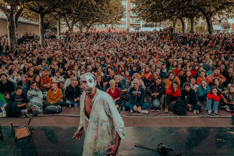 Who's the tradition? French fashion for check price range tensions 1 Tiphus Bronk is a clown in front of the crowd at the Ramonville Festival in September 2024. Years