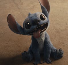 Lilo & Stitch: Con amor, un niño afligido se siente lo suficiente para llorar y crecer 1 El personaje como un perro tiene un idioma y dientes jugados durante una sonrisa.