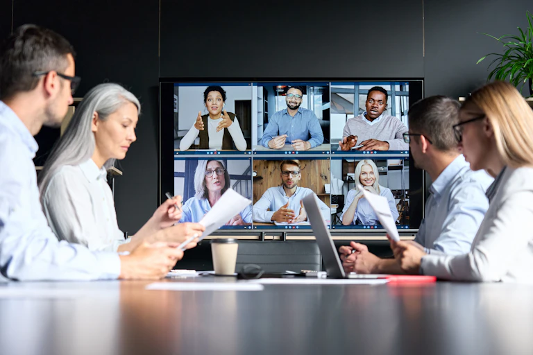 Reunión por videollamada de varios ejecutivos de un empresa