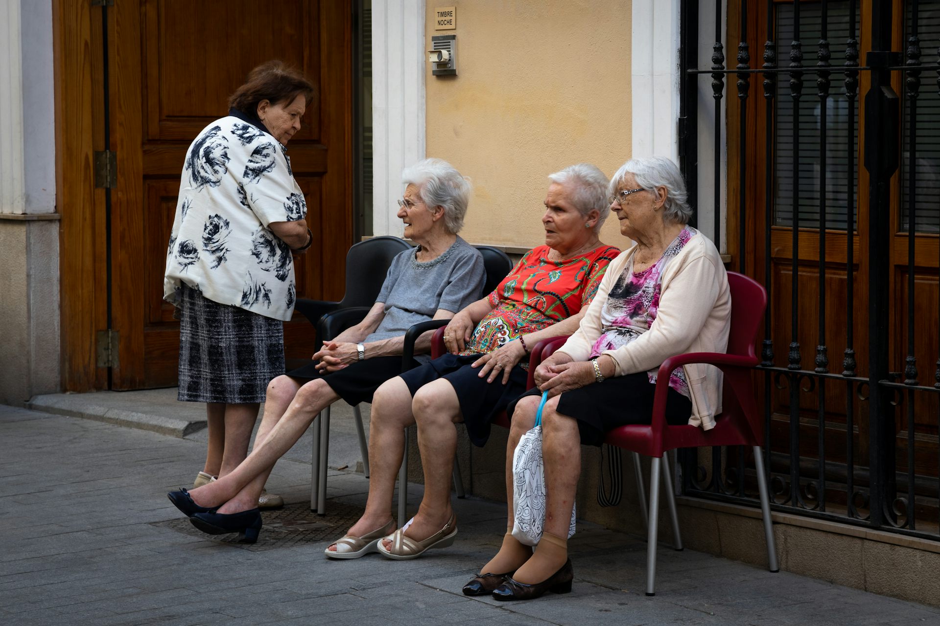 ¿Pueden las personas mayores salir al fresco en la ciudad? El hábito rural centenario que urge recuperar