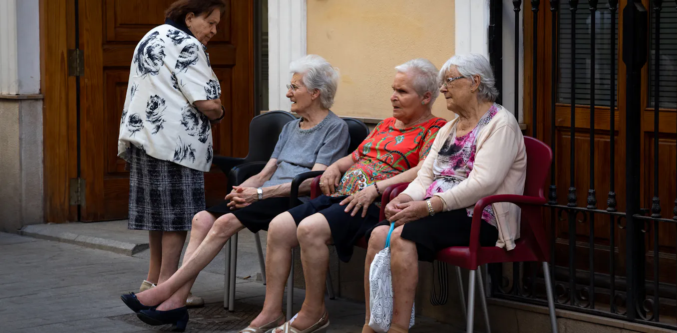 ¿Pueden las personas mayores salir al fresco en la ciudad? El hábito rural centenario que urge recuperar