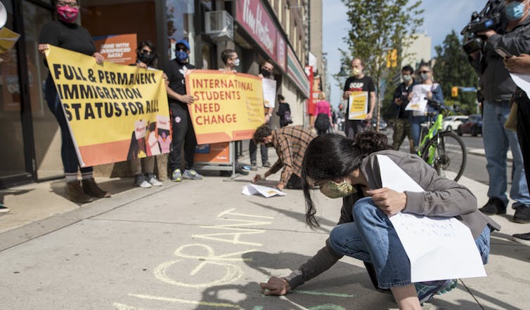 Los manifestantes fueron vistos al aire libre.