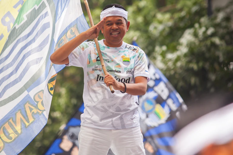 Di Indonesia sedang terjadi fenomena Power Morph, yakni ketika kekuasaan kini ditentukan oleh viralitas di media sosial, dan oleh karenanya politikus kerap fokus memproduksi konten viral ketimbang kebijakan yang substantif.