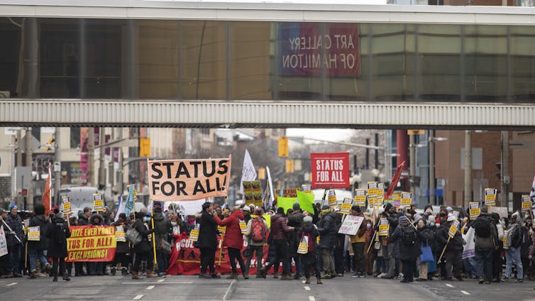 El conjunto de protestas se lleva a cabo debajo del sendero de vidrio: las señales de la multitud incluyen