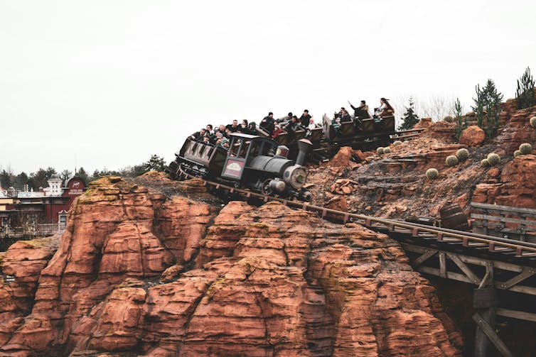 train sur montagne rouge