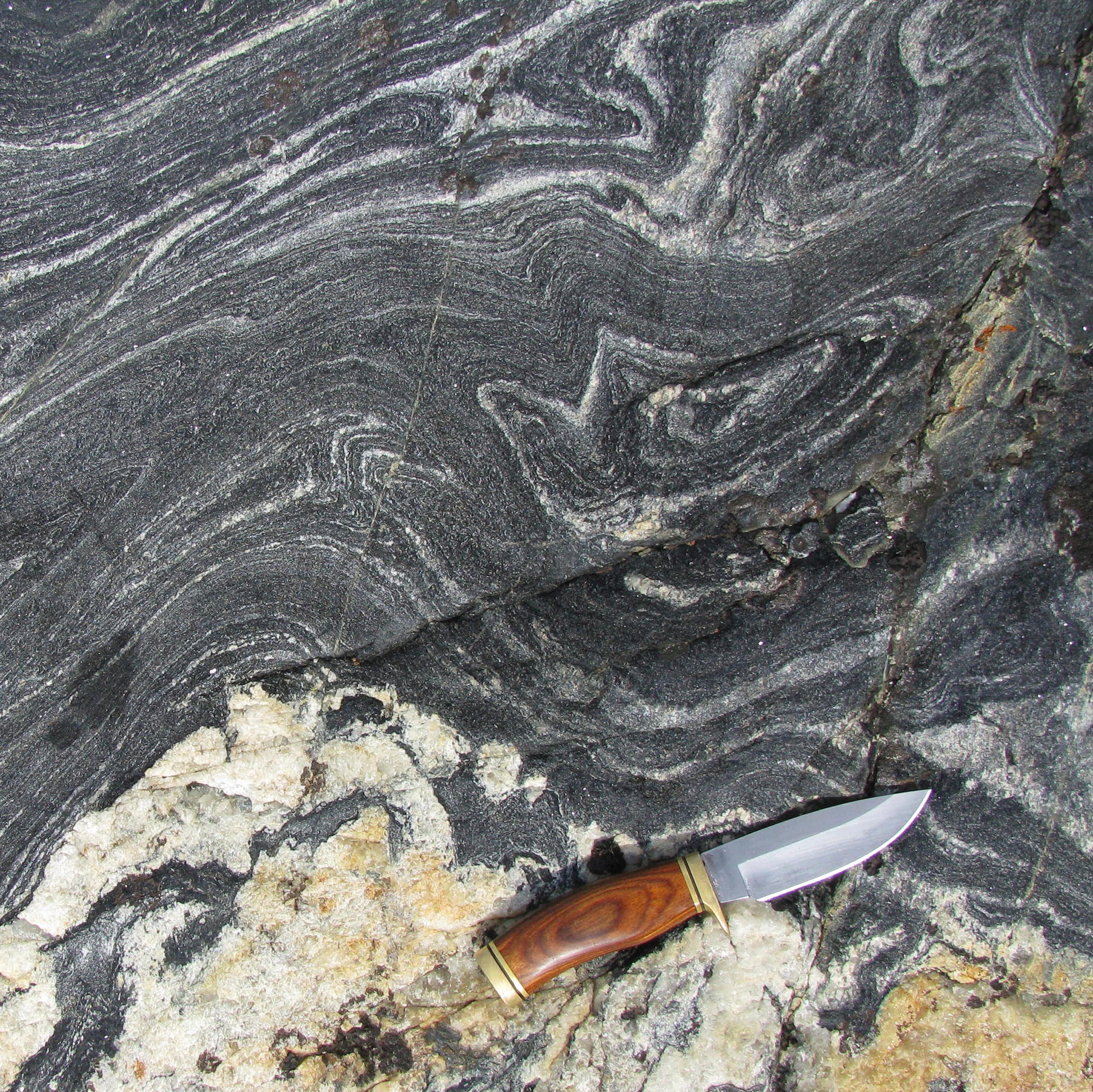 un affleurement rocheux avec un couteau pour donner l'échelle