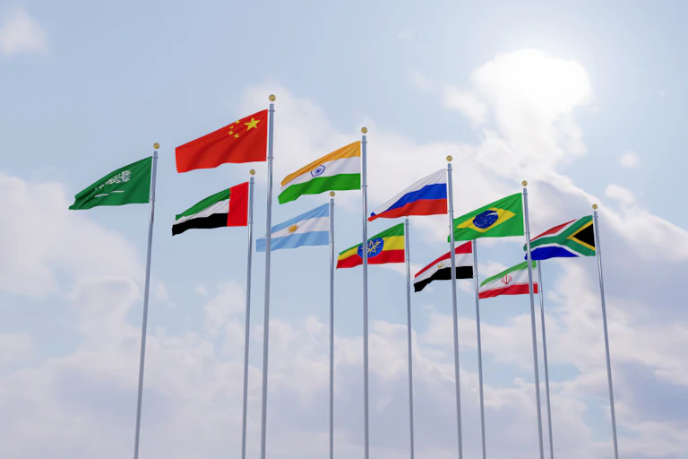 Banderas de los países que integran el grupo de los BRICS ondeando al viento