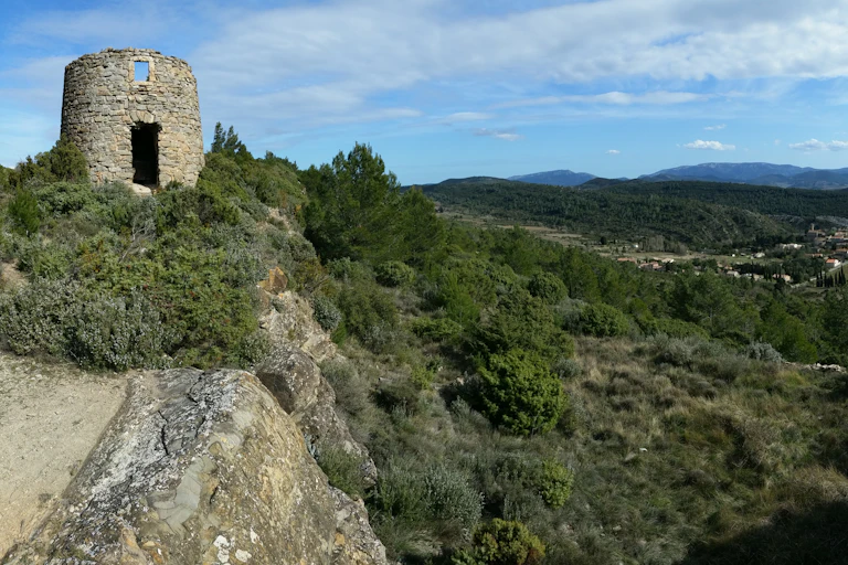 Paysage typique du massif des Corbières montrant le village d’Albas et ses couches géologiques du Paléocène/Eocène.
