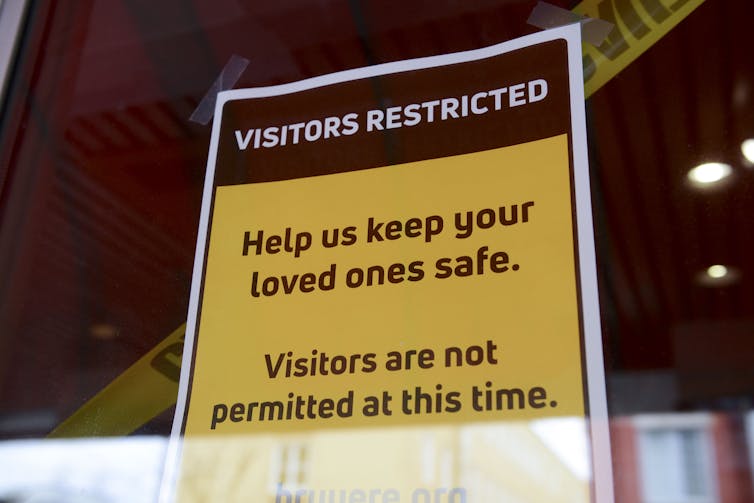 El letrero dice que los visitantes son limitados. '