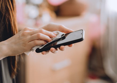 Telefonin tuaj është i mbuluar me mikroorganizma: një ekspert teknologjie shpjegon si ta pastroni pa dëmtuar