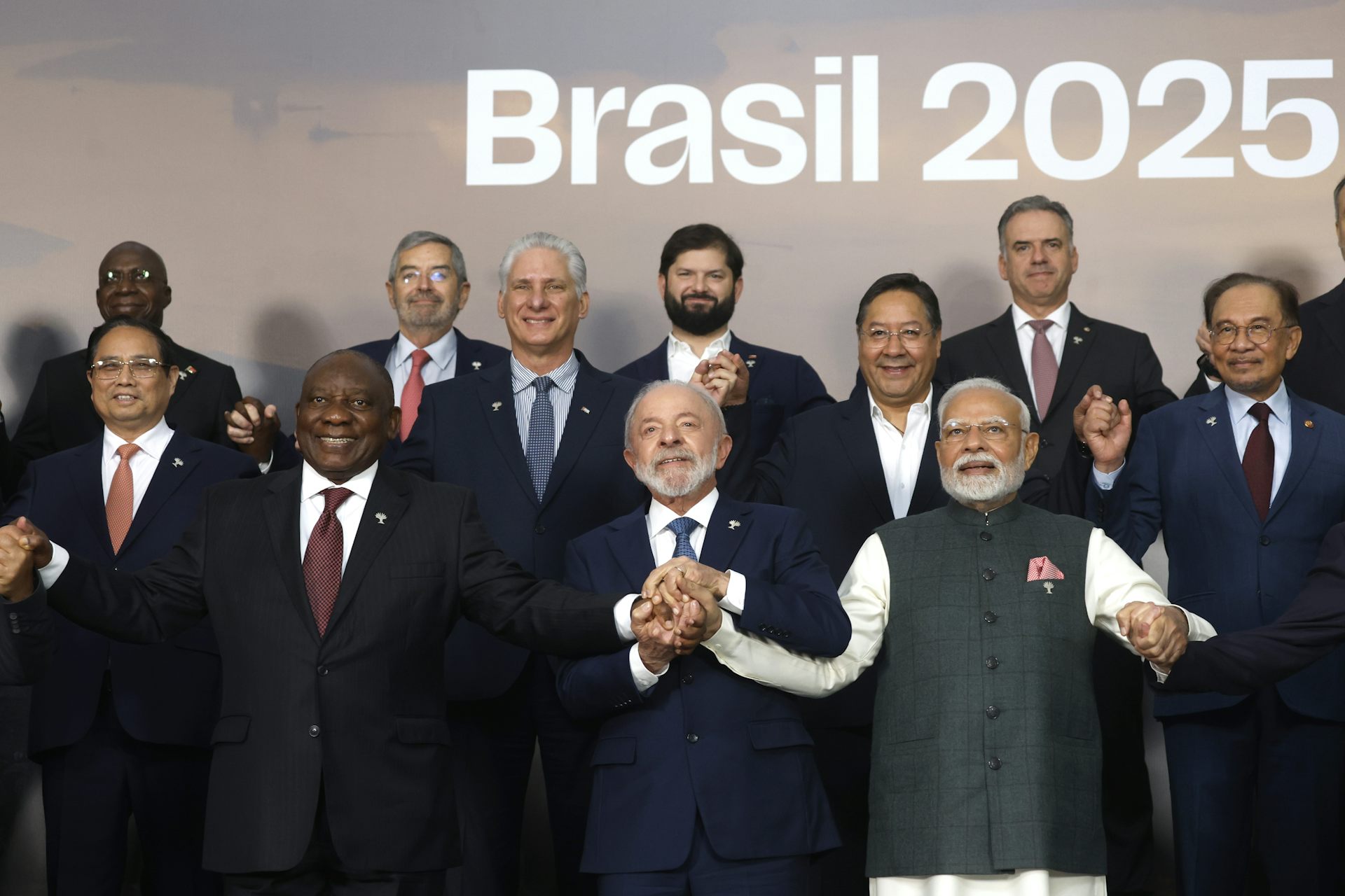 Brics leaders gathered for a group picture at the Rio summit.
