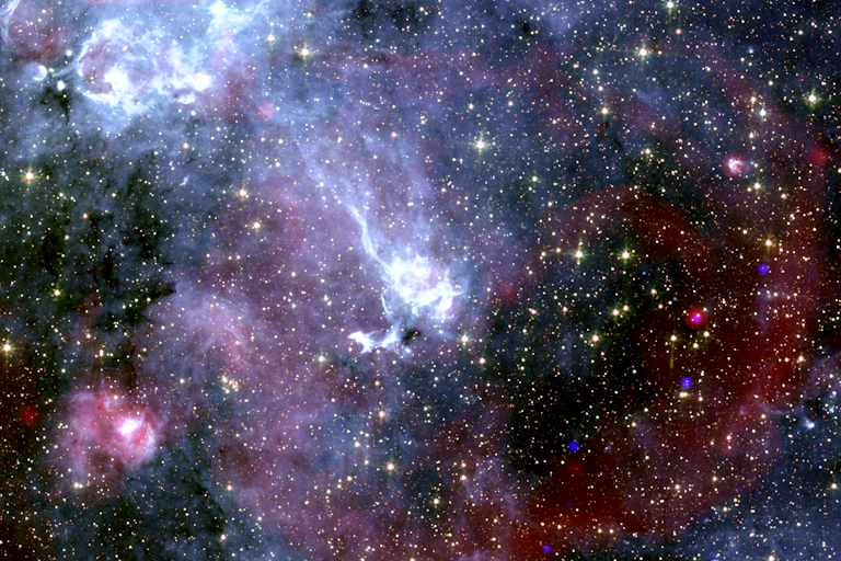 ciel étoilé et lueurs roses et violettes