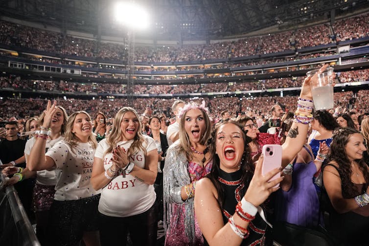 Mujeres en un estadio grande